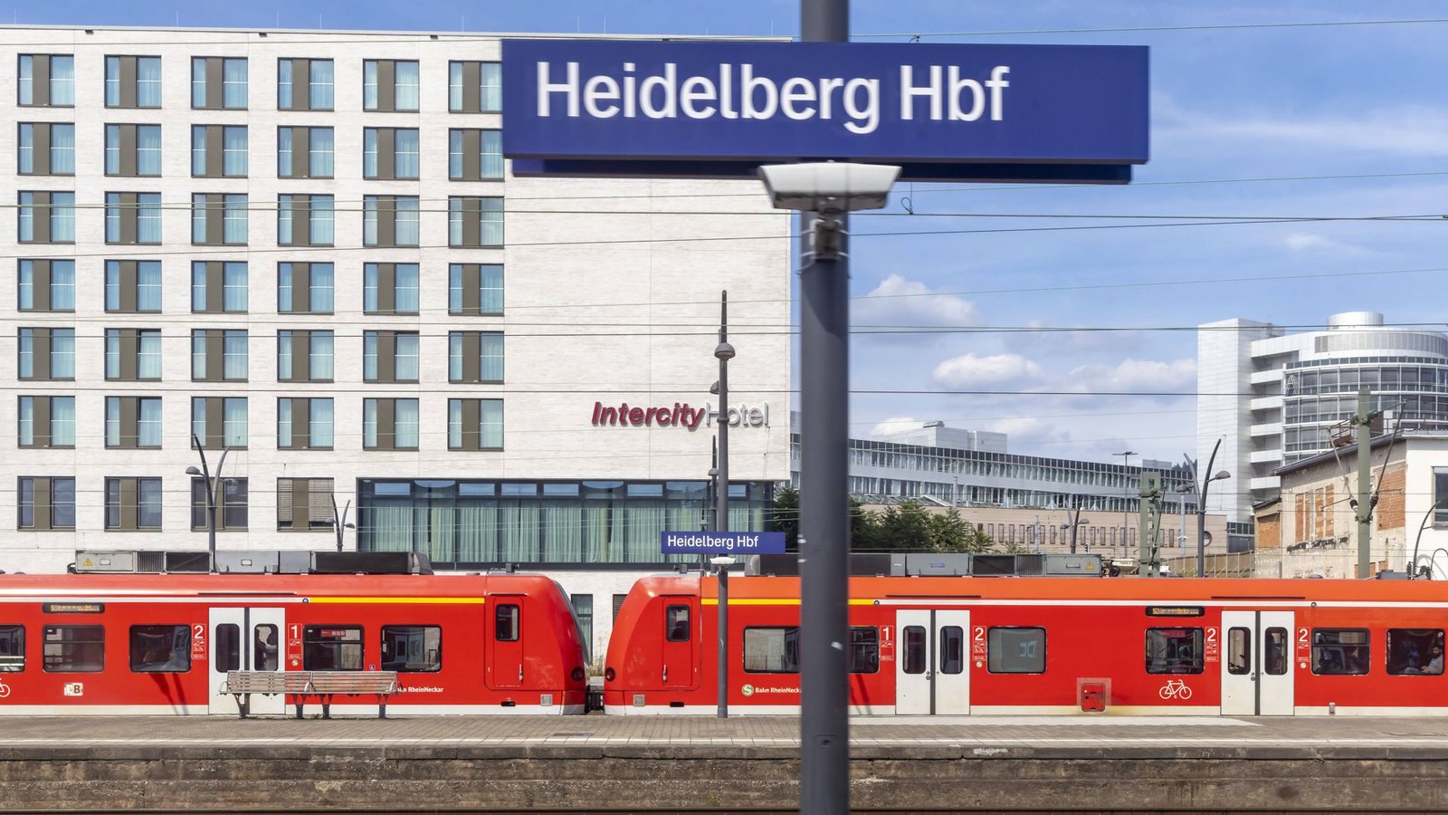 In Heidelberg sind Züge stundenlang still gestanden.Foto: IMAGO/Arnulf Hettrich In Heidelberg sind Züge stundenlang still gestanden.Foto: IMAGO/Arnulf Hettrich