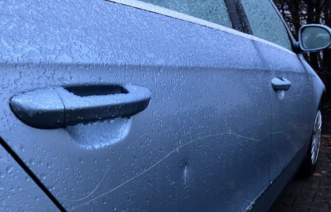 Lange Kratzer an der Beifahrerseite eines Autos, das am Mittwoch vor dem Firmengebäude in Bad Friedrichshall steht. Laut einem ehemaligen Mitarbeiter sei es der Pkw eines der Opfer.<span class='image-autor'>Foto: STZN/Dürr</span>