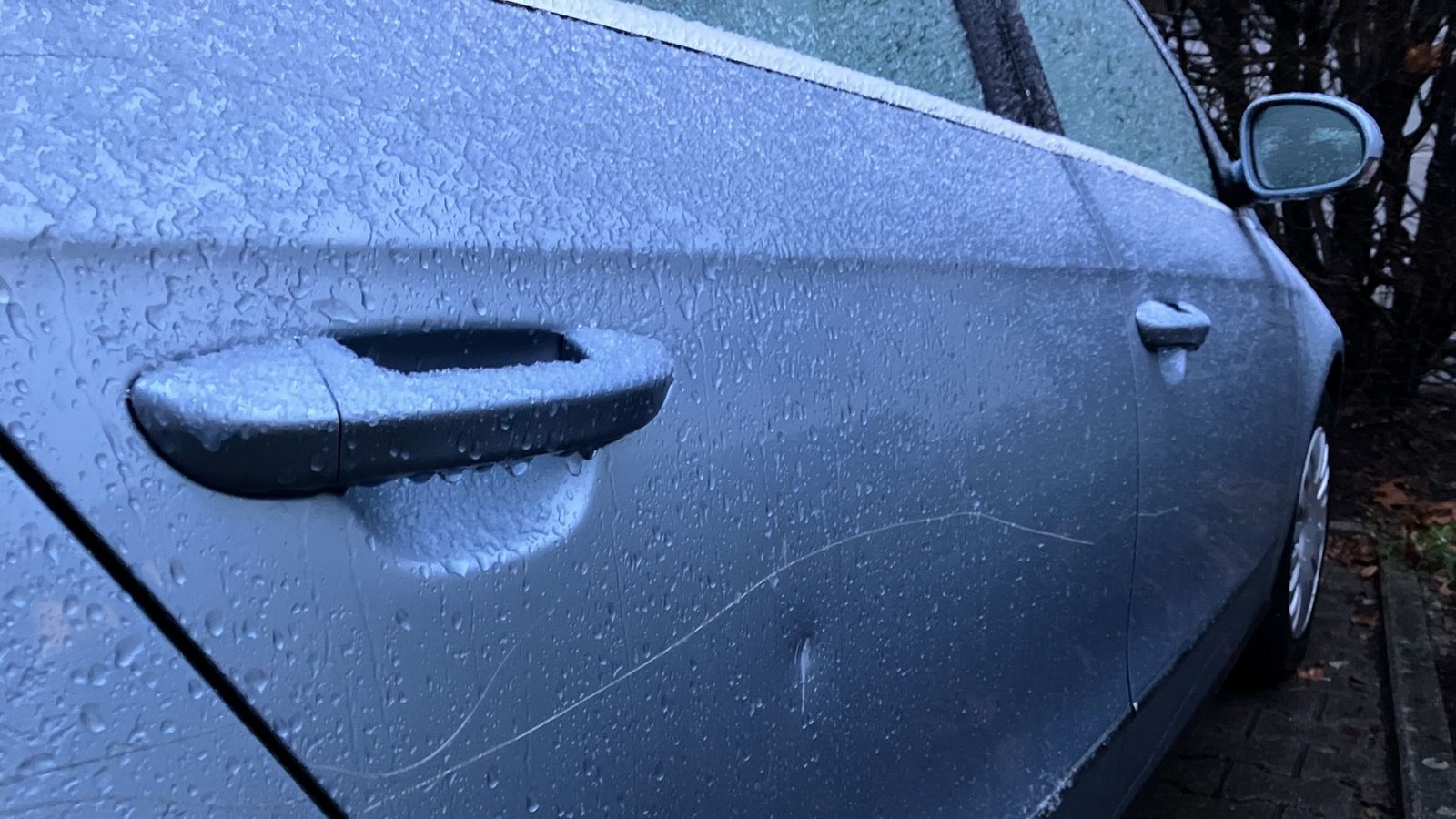 Lange Kratzer an der Beifahrerseite eines Autos, das am Mittwoch vor dem Firmengebäude in Bad Friedrichshall steht. Laut einem ehemaligen Mitarbeiter sei es der Pkw eines der Opfer.Foto: STZN/Dürr Lange Kratzer an der Beifahrerseite eines Autos, das am Mittwoch vor dem Firmengebäude in Bad Friedrichshall steht. Laut einem ehemaligen Mitarbeiter sei es der Pkw eines der Opfer.Foto: STZN/Dürr