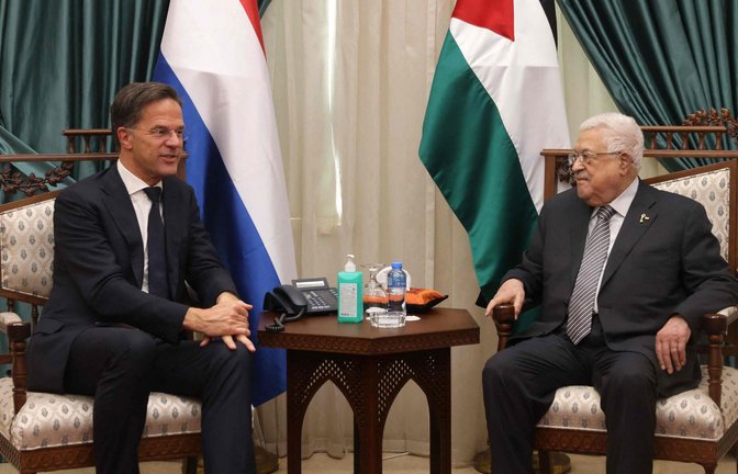Premier Mark Rutte (links) als Vermittler. Nach dem Terrorangriff der Hamas reiste er zu Vermittlungsversuchen in den Nahen Osten. Dort traf er sich auch mit Palästinenserpräsident  Mahmud Abbas.<span class='image-autor'>Foto: AFP</span>
