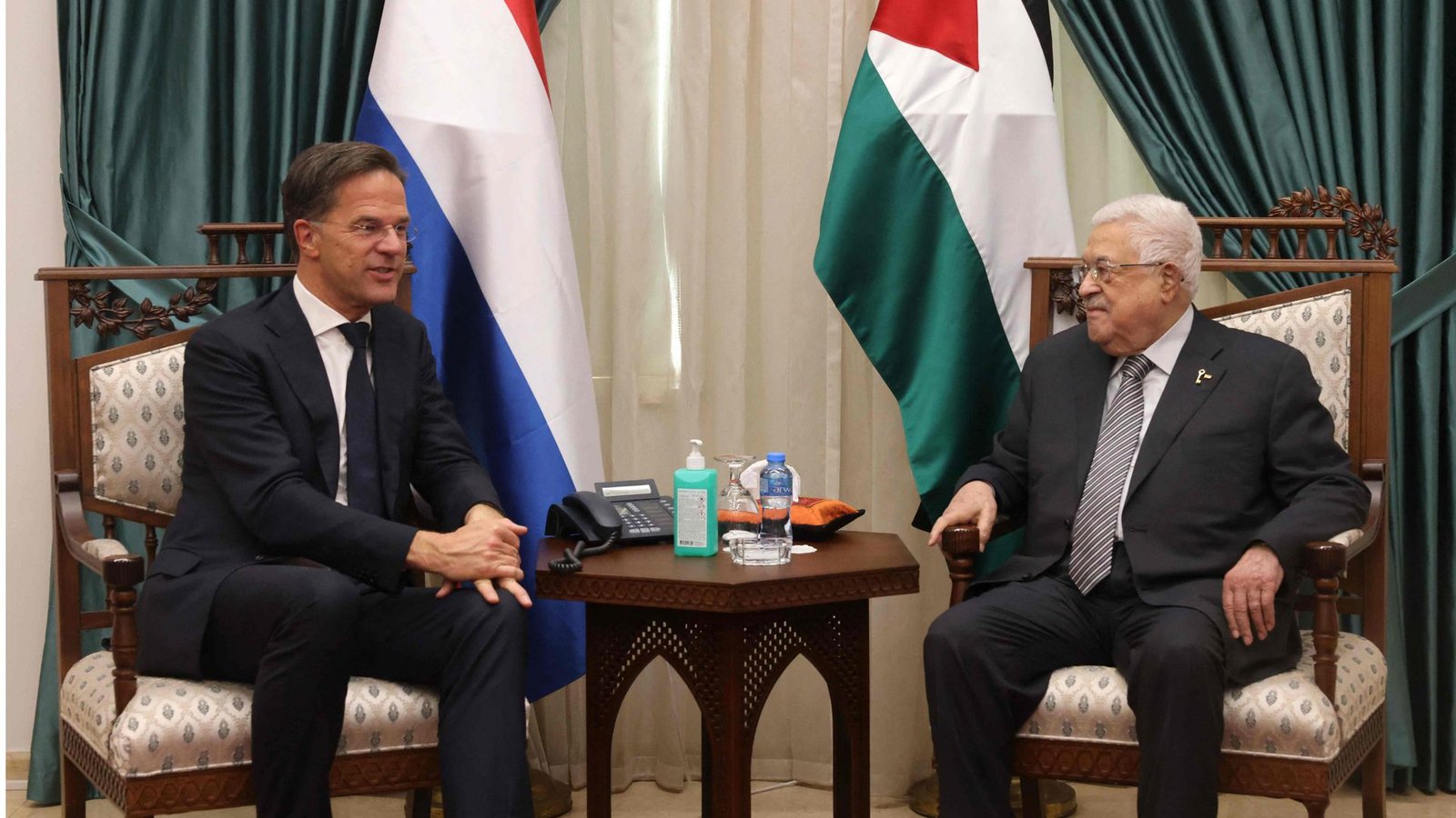 Premier Mark Rutte (links) als Vermittler. Nach dem Terrorangriff der Hamas reiste er zu Vermittlungsversuchen in den Nahen Osten. Dort traf er sich auch mit Palästinenserpräsident Mahmud Abbas.Foto: AFP Premier Mark Rutte (links) als Vermittler. Nach dem Terrorangriff der Hamas reiste er zu Vermittlungsversuchen in den Nahen Osten. Dort traf er sich auch mit Palästinenserpräsident Mahmud Abbas.Foto: AFP