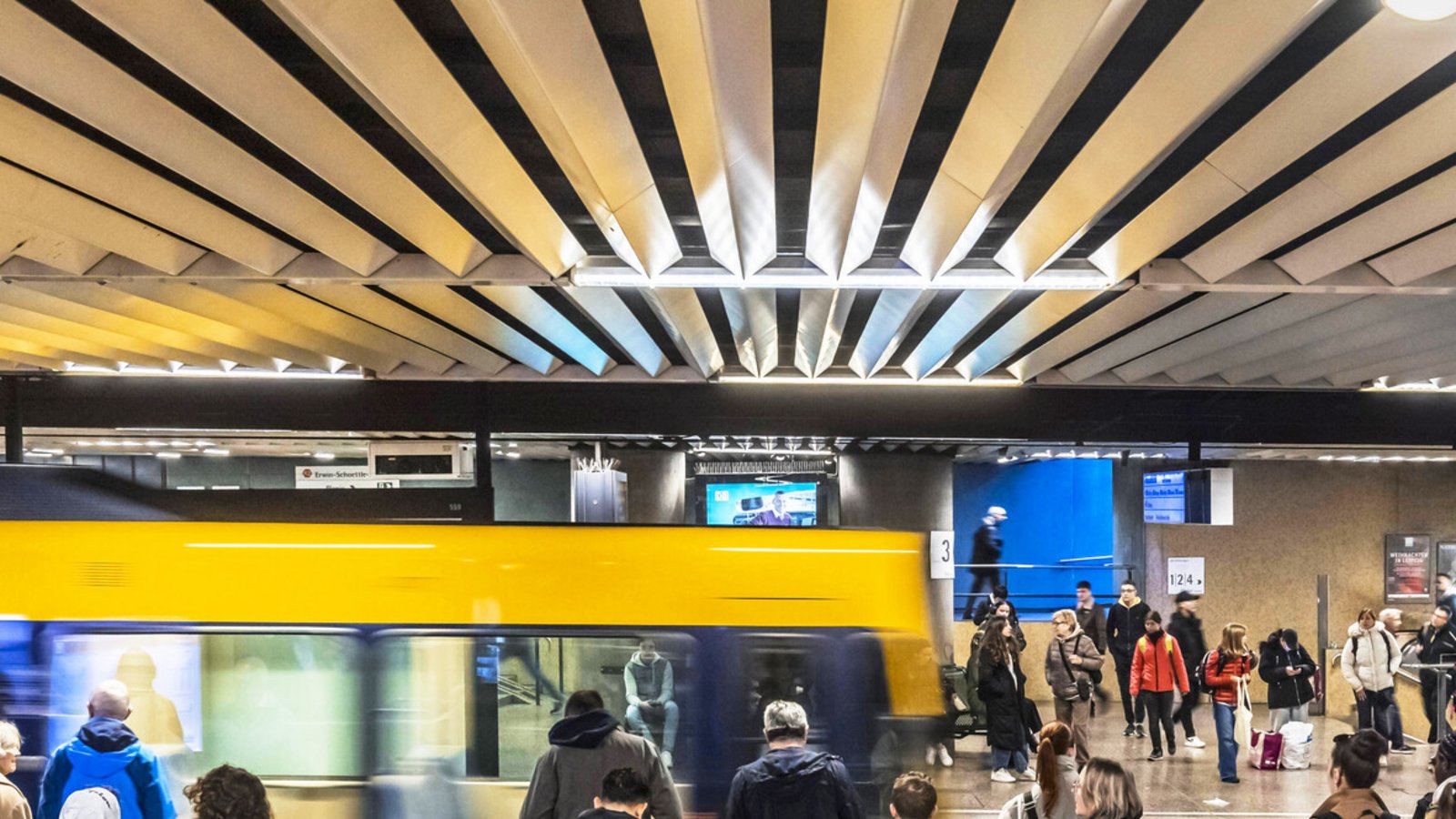 Die Fahrt mit Bus und Bahn in der Region Stuttgart könnte 2025 abermals teurer werden.Foto: imago//Arnulf Hettrich Die Fahrt mit Bus und Bahn in der Region Stuttgart könnte 2025 abermals teurer werden.Foto: imago//Arnulf Hettrich
