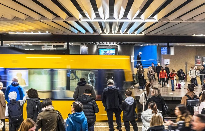 Die Fahrt mit Bus und Bahn in der Region Stuttgart könnte 2025 abermals teurer werden.<span class='image-autor'>Foto: imago//Arnulf Hettrich</span>