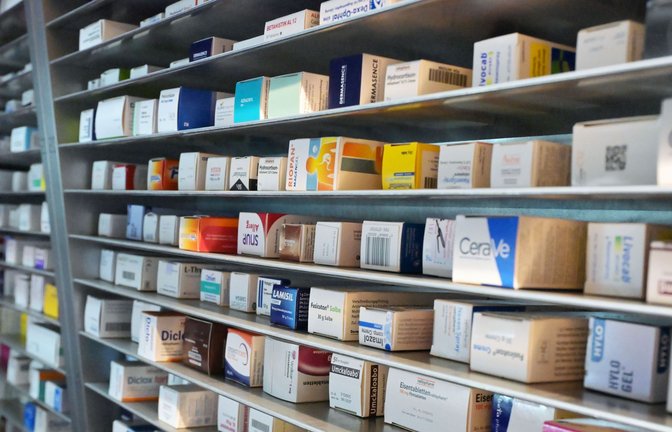 Medikamente liegen in einem Regal der  Apotheke.<span class='image-autor'>Foto: Malin Wunderlich/dpa</span>