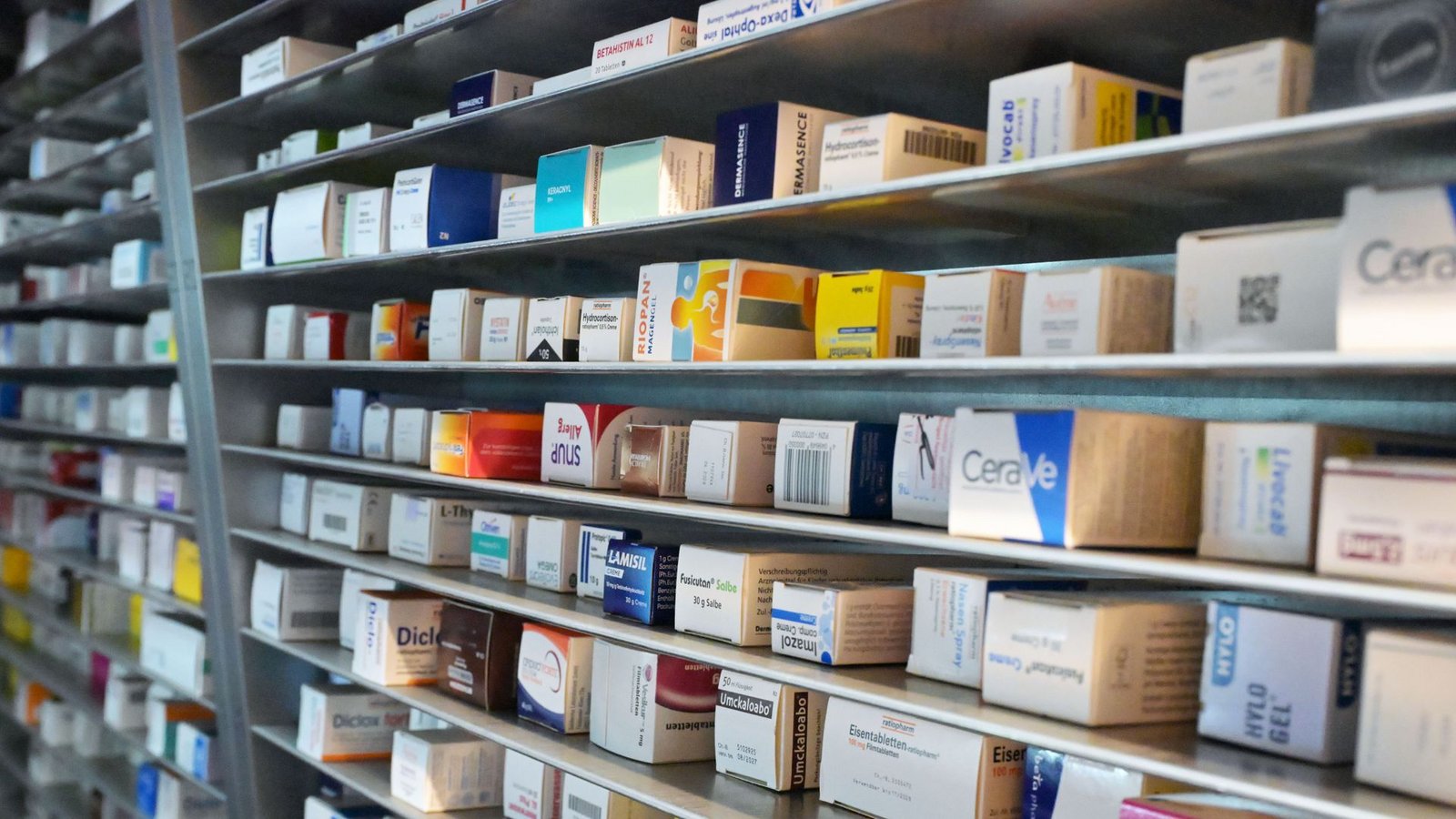 Medikamente liegen in einem Regal der  Apotheke.Foto: Malin Wunderlich/dpa