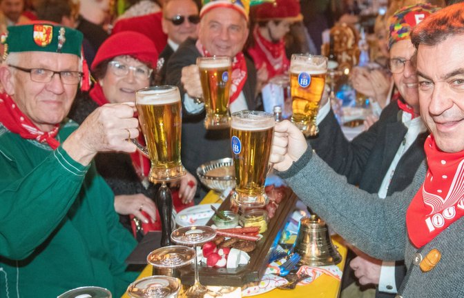 Lässt es heute beim Alkohol ruhiger angehen: Winfried Kretschmann (li.) im Jahr 2023 im Europa-Park mit seinem Kollegen aus Bayern, Markus Söder (re.), bei der Verleihung der Narrenschelle.<span class='image-autor'>Foto: imago/Wolfgang Maria Weber</span>