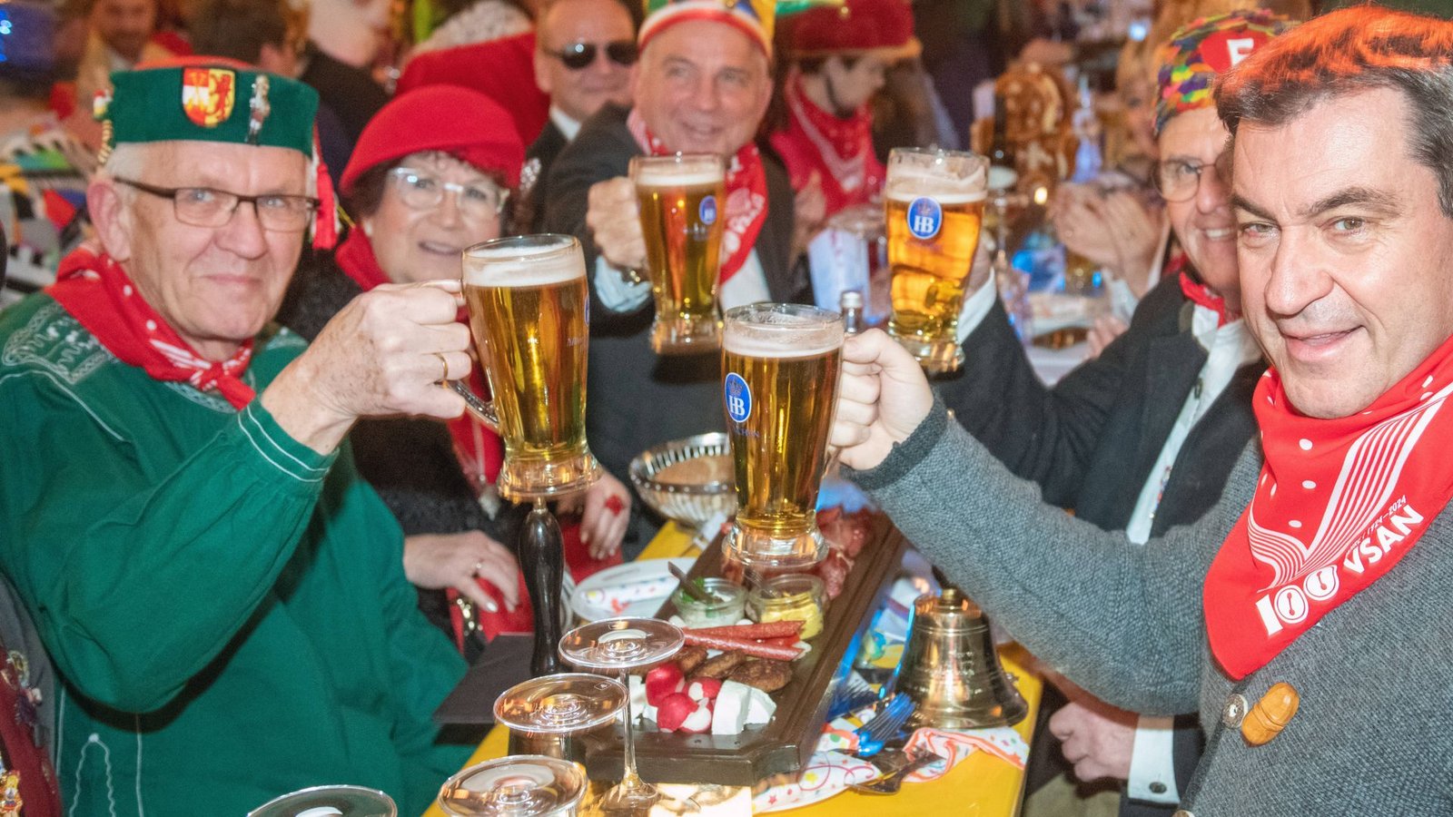 Lässt es heute beim Alkohol ruhiger angehen: Winfried Kretschmann (li.) im Jahr 2023 im Europa-Park mit seinem Kollegen aus Bayern, Markus Söder (re.), bei der Verleihung der Narrenschelle.Foto: imago/Wolfgang Maria Weber Lässt es heute beim Alkohol ruhiger angehen: Winfried Kretschmann (li.) im Jahr 2023 im Europa-Park mit seinem Kollegen aus Bayern, Markus Söder (re.), bei der Verleihung der Narrenschelle.Foto: imago/Wolfgang Maria Weber