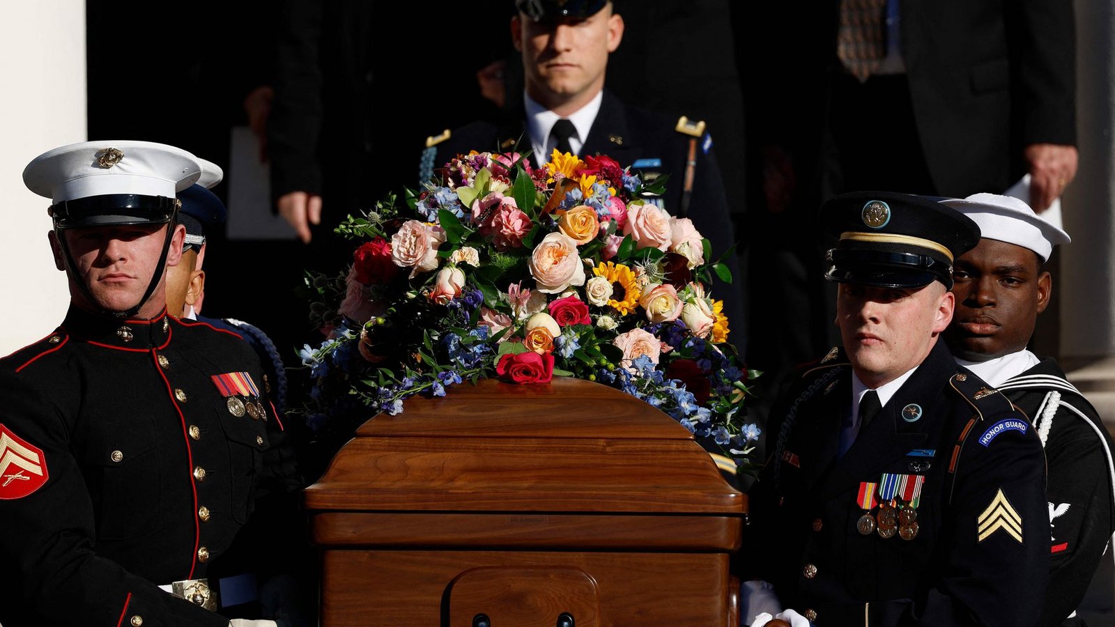 Mitglieder des Militärs tragen Rosalynn Carters Sarg aus der Kirche.Foto: Getty Images via AFP/ANNA MONEYMAKER Mitglieder des Militärs tragen Rosalynn Carters Sarg aus der Kirche.Foto: Getty Images via AFP/ANNA MONEYMAKER