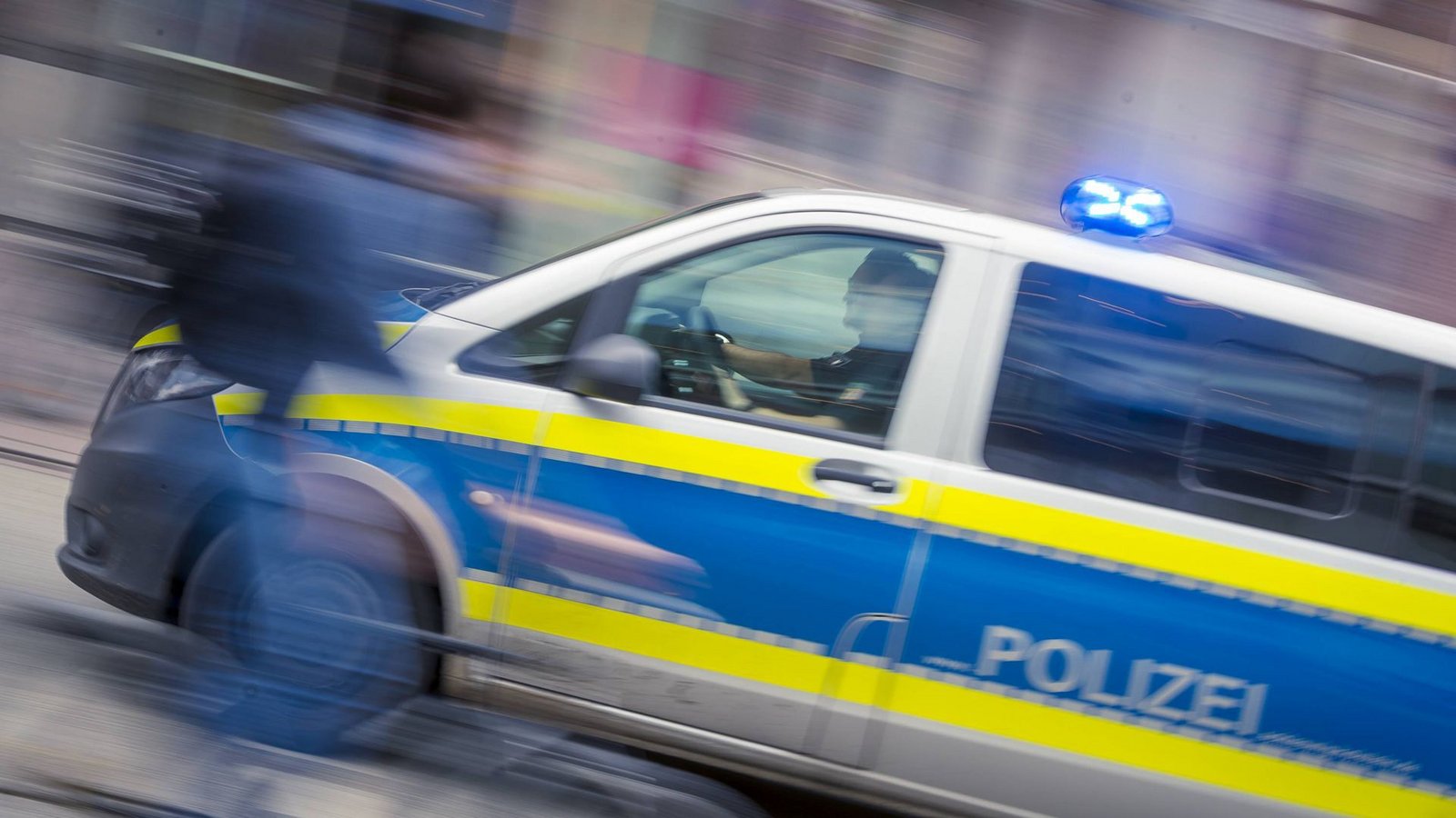 Polizei rückt mit Spezialkräften zu einer Einsatzlage in Karlsruhe aus.Foto: /54° / Felix Koenig Polizei rückt mit Spezialkräften zu einer Einsatzlage in Karlsruhe aus.Foto: /54° / Felix Koenig
