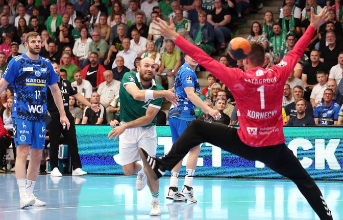 Marcel Schiller beim Wurf gegen TVB-Keeper Mateusz Kornecki.<span class='image-autor'>Foto: Baumann/Julia Rahn</span>