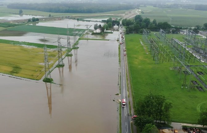 Mit 20 000 Sandsäcken kann das Umspannwerk Dellmensingen trocken gehalten werden.<span class='image-autor'>Foto: Alb-Donau-Kreis/Drohnenstaffel</span>