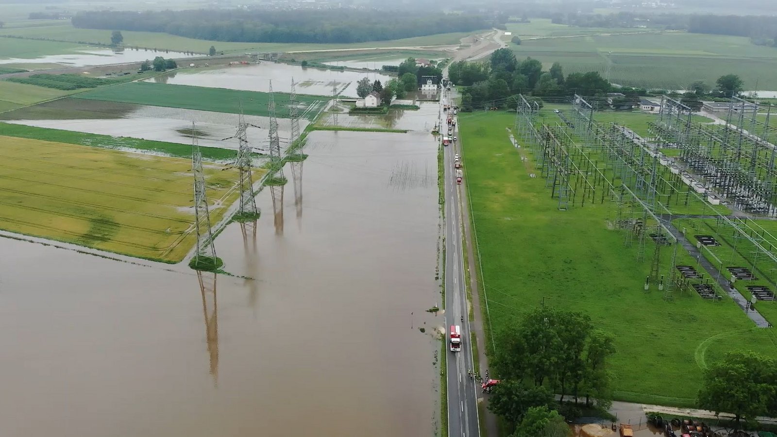 Mit 20 000 Sandsäcken kann das Umspannwerk Dellmensingen trocken gehalten werden.Foto: Alb-Donau-Kreis/Drohnenstaffel
