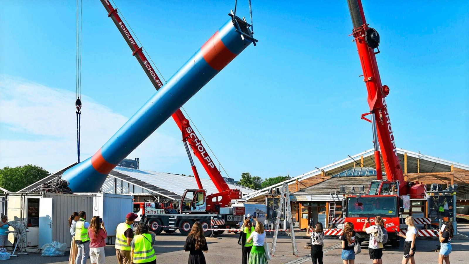 Die neue Fruchtsäule auf dem Wasen wurde am Mittwoch aufgebaut.Foto: Lichtgut
