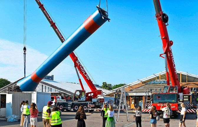 Die neue Fruchtsäule auf dem Wasen wurde am Mittwoch aufgebaut.<span class='image-autor'>Foto: Lichtgut</span>