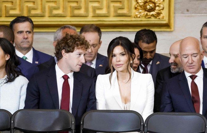Bezos (re.) bei Trumps Amtseinführung mit seiner Braut Lauren Sánchez, die sich mit Marc Zuckerberg unterhält.<span class='image-autor'>Foto: Getty Images via AFP</span>