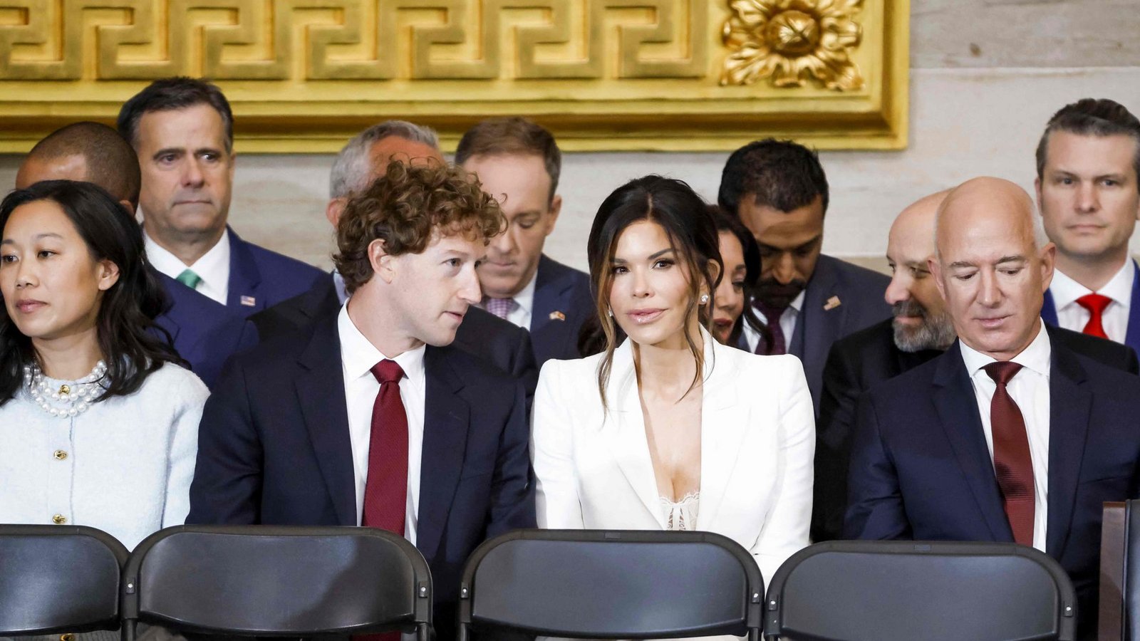 Bezos (re.) bei Trumps Amtseinführung mit seiner Braut Lauren Sánchez, die sich mit Marc Zuckerberg unterhält.Foto: Getty Images via AFP
