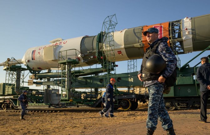 Eine russische Trägerrakete mit dem Sojus MS-24-Raumschiff wird  während des Ausrollens zur Startrampe 31 auf dem Weltraumbahnhof Baikonur mit dem Zug transportiert (Archivbild vom 12. September 2023).<span class='image-autor'>Foto: Bill Ingalls/Nasa/Planet Pix/Zuma Press Wire/dpa</span>