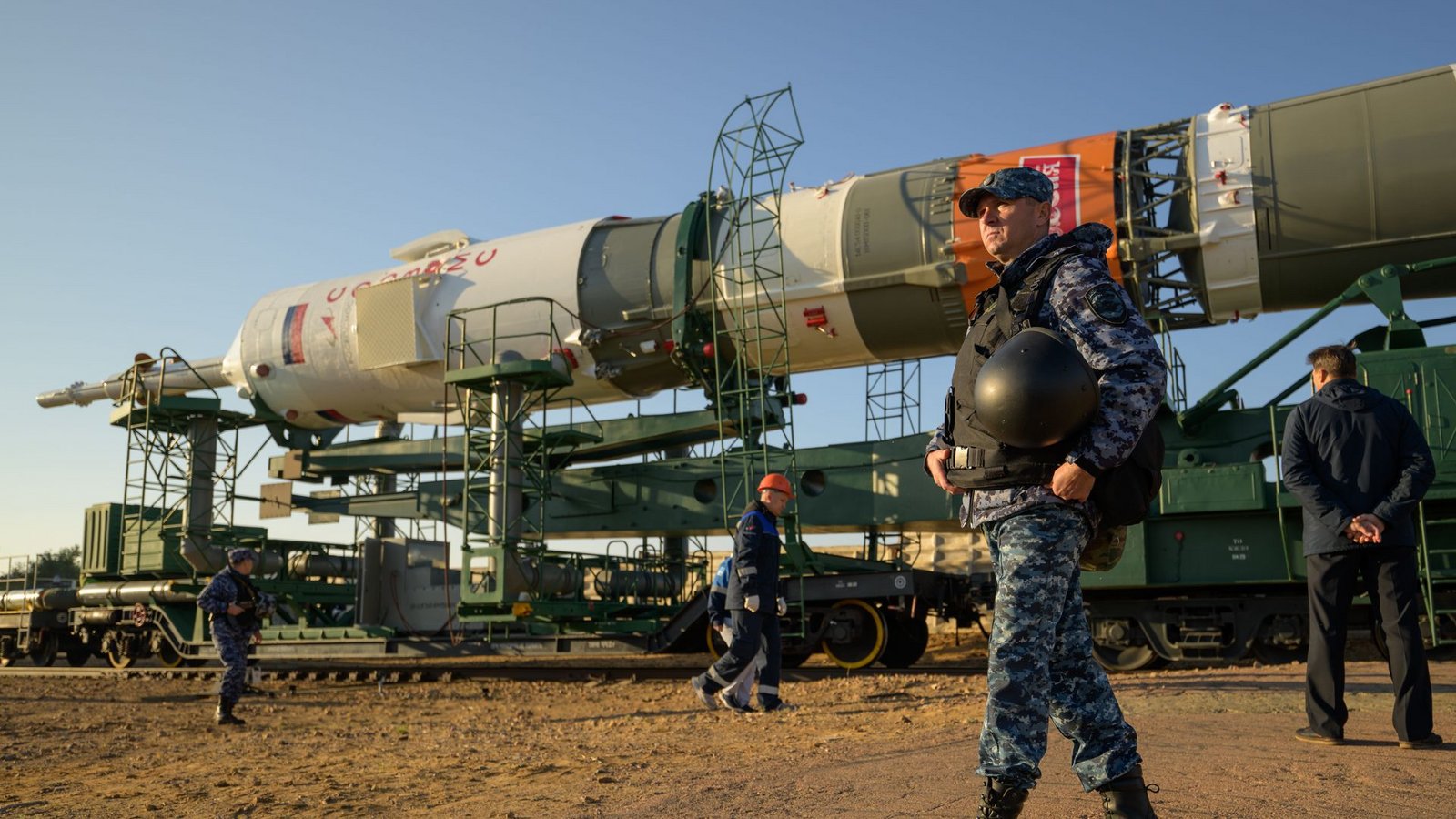Eine russische Trägerrakete mit dem Sojus MS-24-Raumschiff wird  während des Ausrollens zur Startrampe 31 auf dem Weltraumbahnhof Baikonur mit dem Zug transportiert (Archivbild vom 12. September 2023).Foto: Bill Ingalls/Nasa/Planet Pix/Zuma Press Wire/dpa