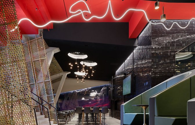 Den VfB-Spielern nahe sein: der Porsche Tunnelclub in der MHP Arena Stuttgart, gestaltet von asp Architekten, ist nominiert für den Innenarchitektur-Preis 2026 vom bdia.<span class='image-autor'>Foto: Zooey Braun/ASP</span>