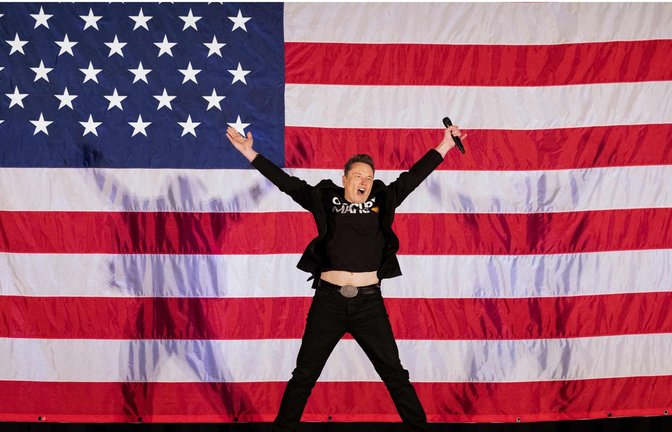 Elon Musk als Fanboy von Donald Trump auf einer Wahlkampfveranstaltung.<span class='image-autor'>Foto: AFP/Ryan Collerd</span>