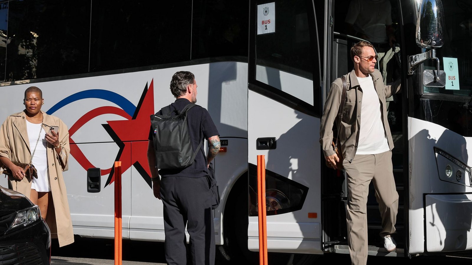 Manuel Neuer verlässt den Bus der Fußball-Nationalmannschaft.Foto: Christian Charisius/dpa