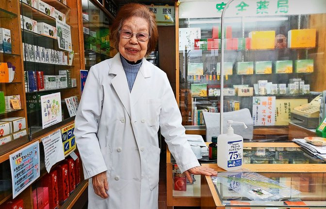 „Ich denke gar nicht so richtig ans Altwerden“, sagt Kesa Hatamoto. Sie ist 102 Jahre alt. Seit 1952 steht sie in ihrer Apotheke in einem Wohnviertel von Tokio.<span class='image-autor'>Foto: Felix Lill</span>