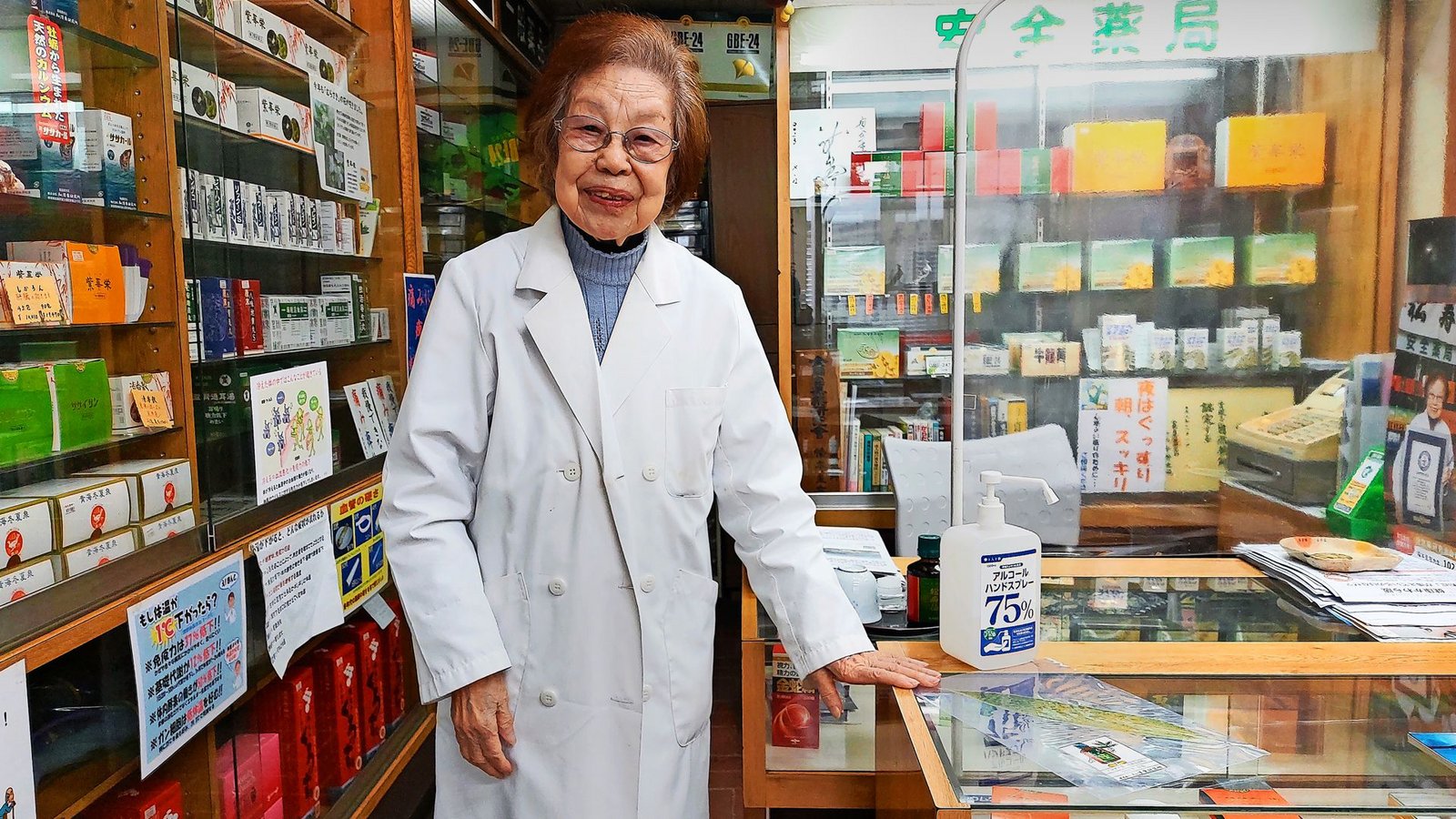 „Ich denke gar nicht so richtig ans Altwerden“, sagt Kesa Hatamoto. Sie ist 102 Jahre alt. Seit 1952 steht sie in ihrer Apotheke in einem Wohnviertel von Tokio.Foto: Felix Lill „Ich denke gar nicht so richtig ans Altwerden“, sagt Kesa Hatamoto. Sie ist 102 Jahre alt. Seit 1952 steht sie in ihrer Apotheke in einem Wohnviertel von Tokio.Foto: Felix Lill