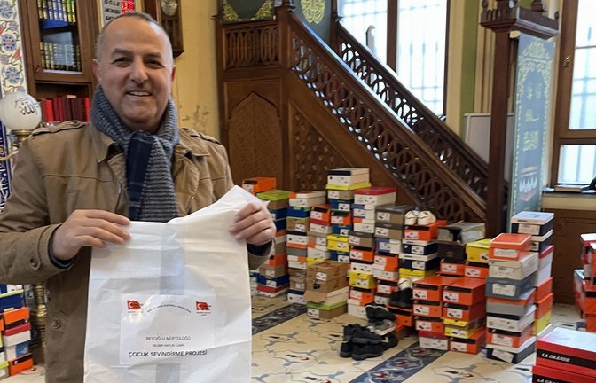 Imam Osman Gökrem vor gestapelten Schuhkartons in seiner Moschee.<span class='image-autor'>Foto: Susanne Güsten/sg</span>