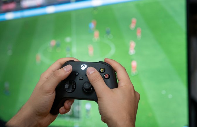 Ran an die Konsole: Gamer greifen immer mehr auf Abo-Dienste zurück. (Symbolbild)<span class='image-autor'>Foto: Fabian Sommer/dpa</span>