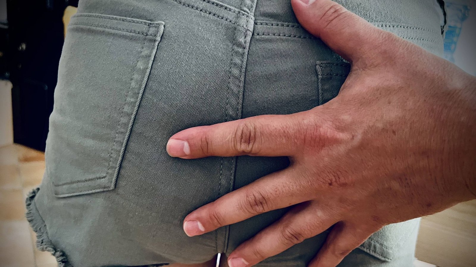 Eine zufällige Hand auf dem Po – solche Berührungen und verbale Übergriffe machen den Großteil der Belästigungen im vorgelegten Bericht aus.Foto: IMAGO/Jöran Steinsiek/IMAGO Eine zufällige Hand auf dem Po – solche Berührungen und verbale Übergriffe machen den Großteil der Belästigungen im vorgelegten Bericht aus.Foto: IMAGO/Jöran Steinsiek/IMAGO