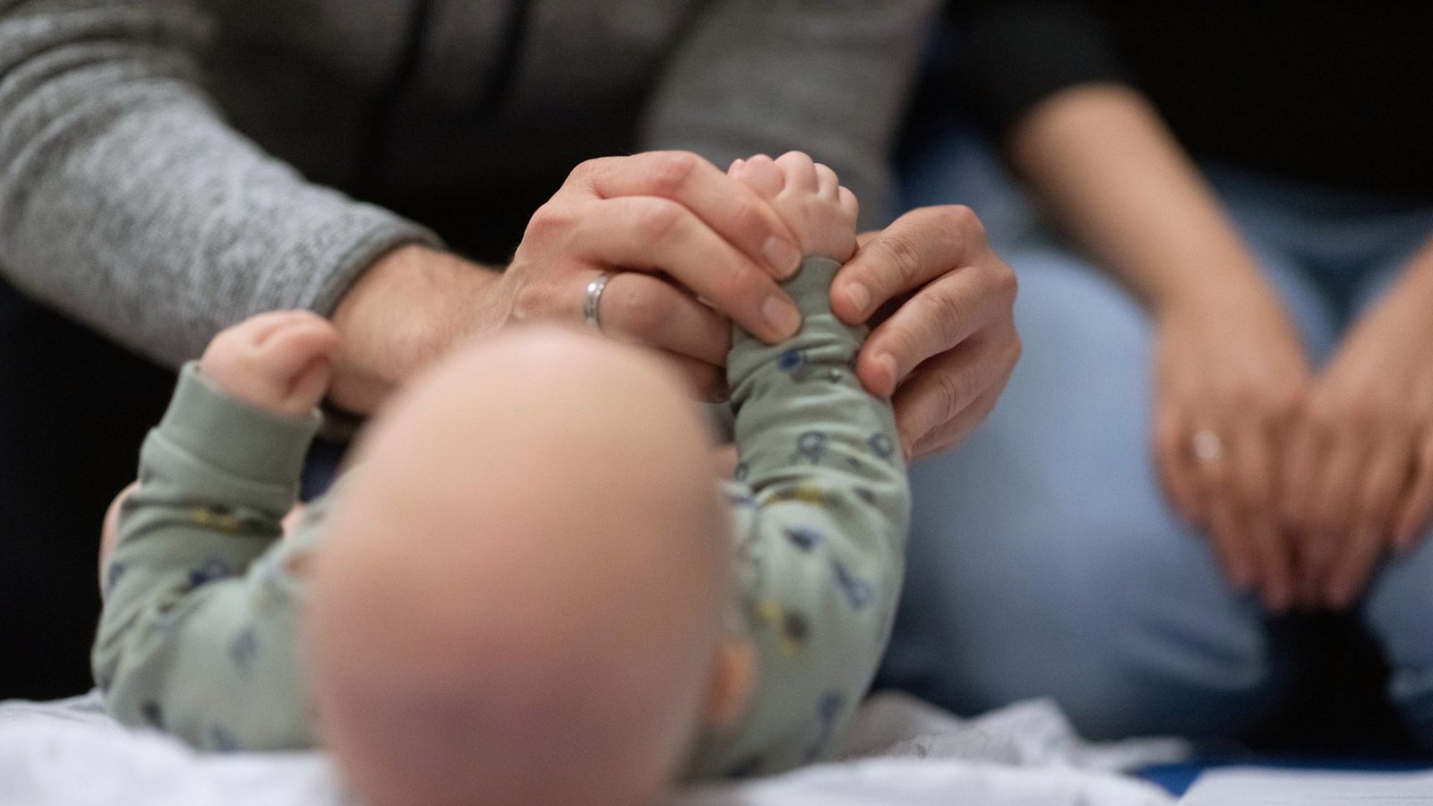 In den meisten Familien sind noch immer hauptsächlich die Mütter für die Betreuung der Kinder zuständig.Foto: dpa/Marijan Murat In den meisten Familien sind noch immer hauptsächlich die Mütter für die Betreuung der Kinder zuständig.Foto: dpa/Marijan Murat