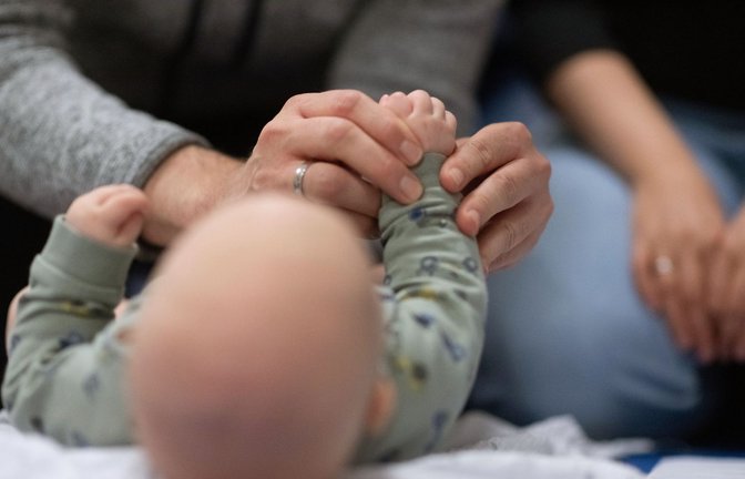 In den meisten Familien sind noch immer hauptsächlich  die Mütter für die Betreuung der Kinder zuständig.<span class='image-autor'>Foto: dpa/Marijan Murat</span>