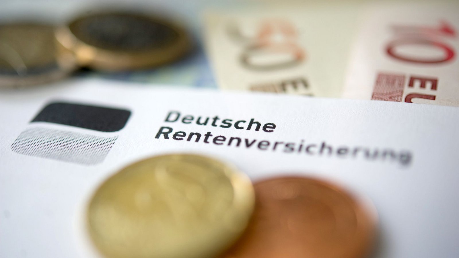 Bei einer Standardrente soll es im Monat rund 66 Euro mehr geben. (Symbolfoto)Foto: dpa/Marijan Murat Bei einer Standardrente soll es im Monat rund 66 Euro mehr geben. (Symbolfoto)Foto: dpa/Marijan Murat