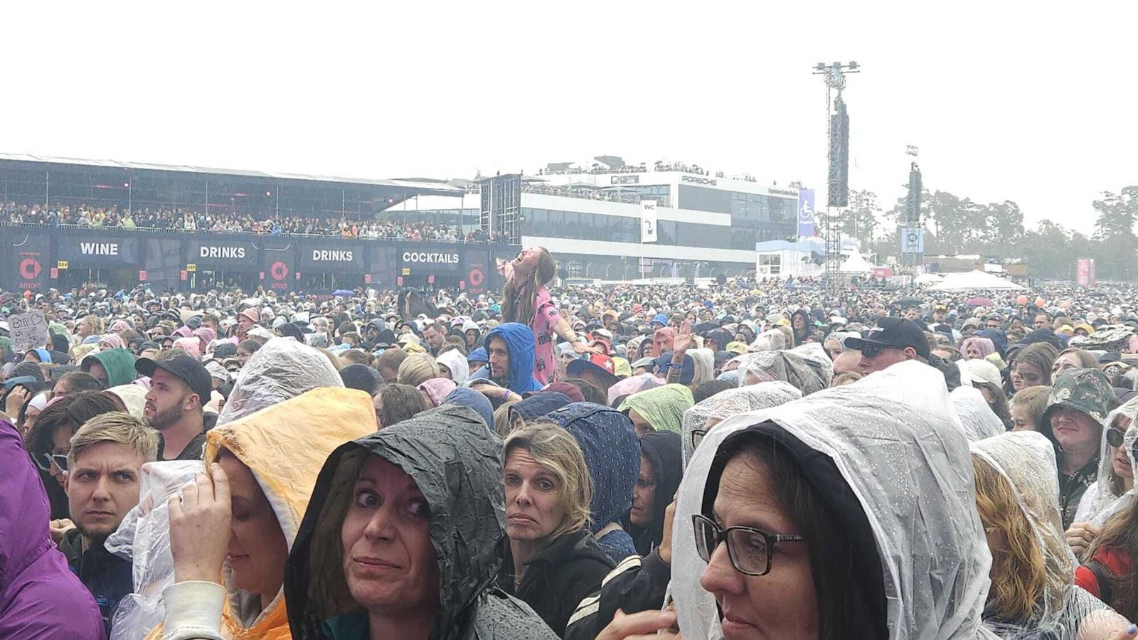 Dem Publikum konnte der Regen nichts anhaben ...Foto: Julika Wolf/Julika Wolf Dem Publikum konnte der Regen nichts anhaben ...Foto: Julika Wolf/Julika Wolf
