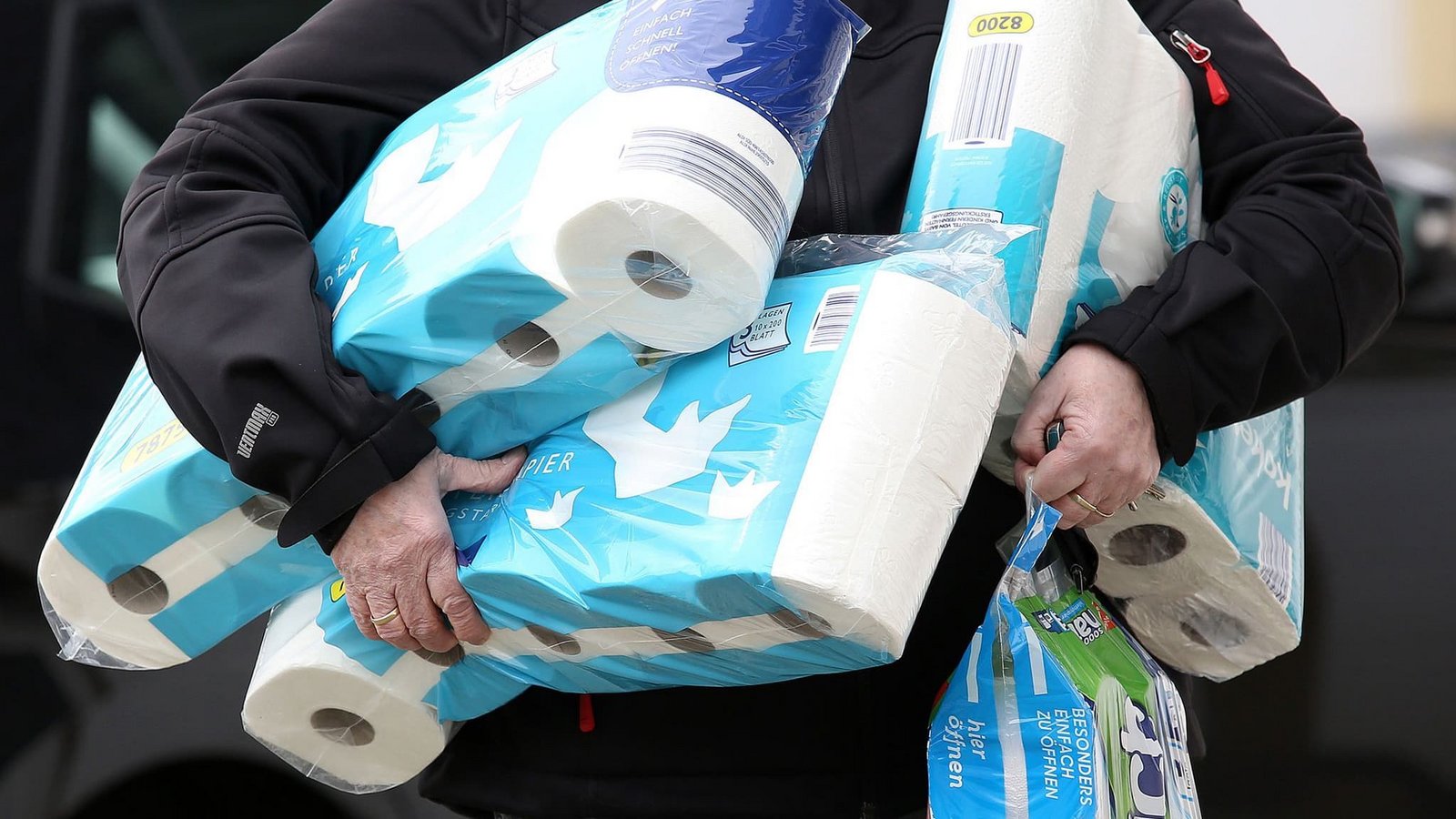 Ein US-Verband warnt Verbraucher vor Hamsterkäufen - trotz drohender Preissteigerungen. (Symbolbild)Rene Traut/dpa Ein US-Verband warnt Verbraucher vor Hamsterkäufen - trotz drohender Preissteigerungen. (Symbolbild)Rene Traut/dpa
