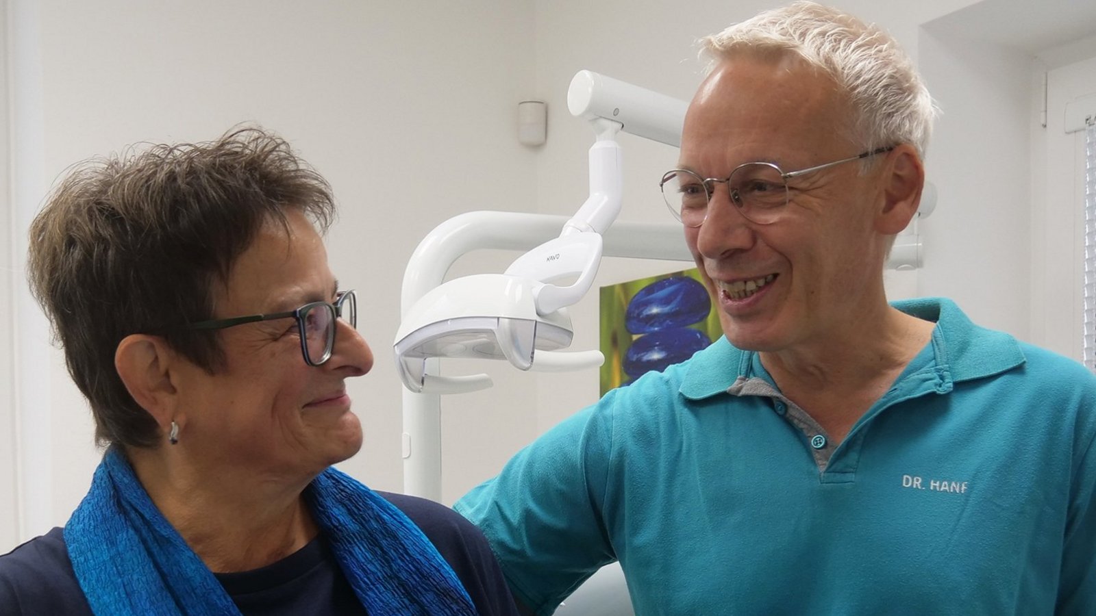 Christina Brandenburger wird bis heute von ihrem Chef Dr. Jens Hanf geschätzt. Seit 50 Jahren arbeitet sie in der Praxis, inzwischen nur noch an einem Tag in der Woche. Foto: Friedrich