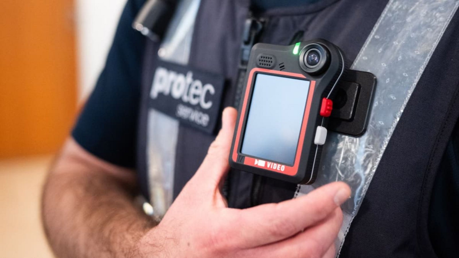 Bodycams sollen Bahn-Mitarbeitern mehr Sicherheit bieten.Julian Stratenschulte/dpa Bodycams sollen Bahn-Mitarbeitern mehr Sicherheit bieten.Julian Stratenschulte/dpa