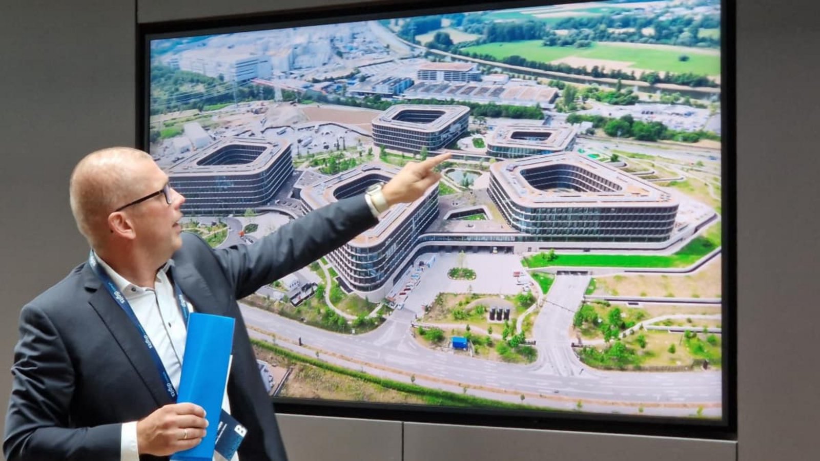 Fabian Zimmermann, Chef der Schwarz Immobilien Service, erklärt den Campus. Der verfügt neben modernen Büros unter anderem über eine Kita, ein Mitarbeiterrestaurant, eine Eisbar und ein Fitnessstudio für die Beschäftigten mit Panoramablick auf die Region.Ulrike Bäuerlein Fabian Zimmermann, Chef der Schwarz Immobilien Service, erklärt den Campus. Der verfügt neben modernen Büros unter anderem über eine Kita, ein Mitarbeiterrestaurant, eine Eisbar und ein Fitnessstudio für die Beschäftigten mit Panoramablick auf die Region.Ulrike Bäuerlein