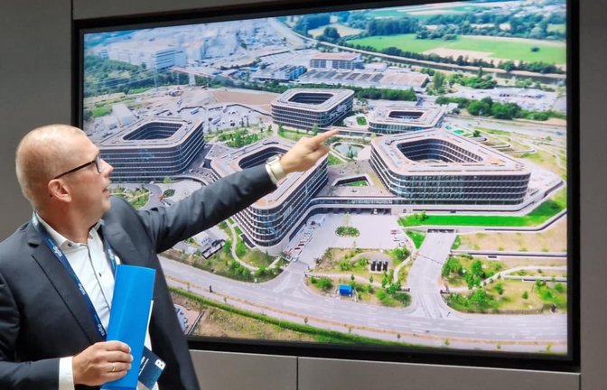 Fabian Zimmermann, Chef der Schwarz Immobilien Service, erklärt den Campus. Der verfügt neben modernen Büros unter anderem über eine Kita, ein Mitarbeiterrestaurant, eine Eisbar und ein Fitnessstudio für die Beschäftigten mit Panoramablick auf die Region.<span class='image-autor'>Ulrike Bäuerlein</span>