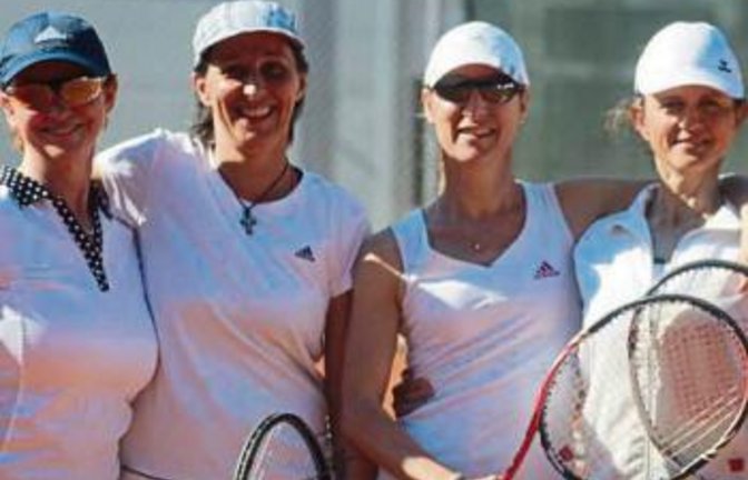 Die Finalistinnen des Damendoppel-Cups – Sabine Welleba und Melanie Eisenmann aus Kleinglattbach sowie Heike Cords und Christel Schöttle aus Sersheim (links) – sowie des Trollinger-Cups – Uwe Soukop (rechts Zweiter von rechts) und Klaus Renz (rechts Zweiter von links) aus Kleinglattbach sowie Christian Aldinger und Markus Bay aus Freiberg Foto: privat
