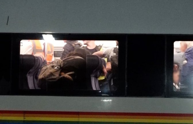 Ein ICE war mit offener Tür unterwegs.<span class='image-autor'>Pascal Höfig/NEWS5/dpa</span>