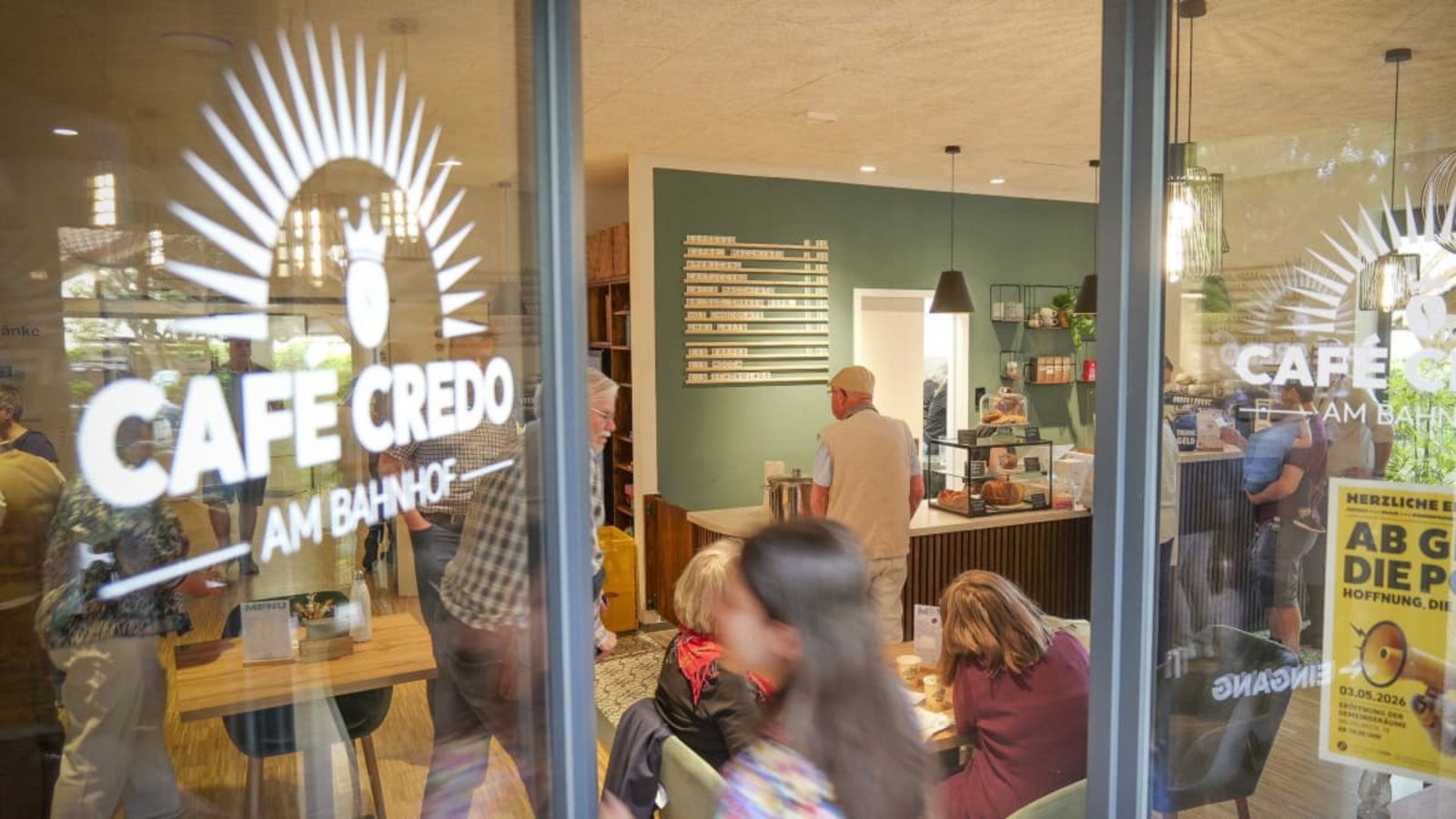 Die Gemeinde Treffpunkt Leben hat vor eiigen Wochen unter großer öffentlicher Beteiligung ihr neues Gemeindehaus auf dem ehemaligen Postareal in Ditzingen gefeiert. Im Mittelpunkt: das öffentliche Café Credo.Simon Granville Die Gemeinde Treffpunkt Leben hat vor eiigen Wochen unter großer öffentlicher Beteiligung ihr neues Gemeindehaus auf dem ehemaligen Postareal in Ditzingen gefeiert. Im Mittelpunkt: das öffentliche Café Credo.Simon Granville