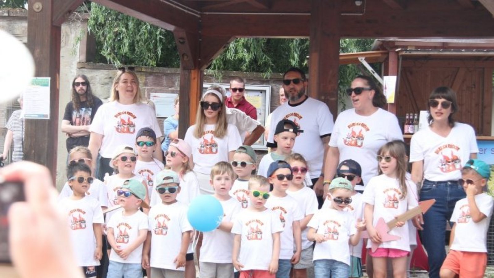 Der Belrein-Kindergarten eröffnet das Fest mit einer rockigen Nummer.