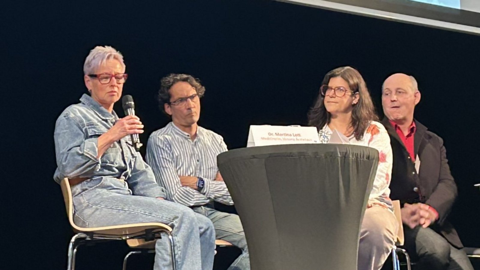 Vertreter der Kassenärztlichen Vereinigung, Vaihinger Ärztinnen und Ärzte und der Leiter der Sozialstation (von links) sprechen über den aktuellen Stand und die Zukunftsaussichten des Vaisana.  Foto: Mross