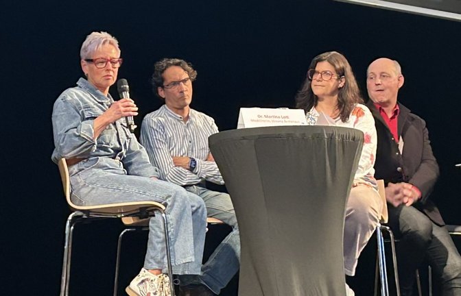 Vertreter der Kassenärztlichen Vereinigung, Vaihinger Ärztinnen und Ärzte und der Leiter der Sozialstation (von links) sprechen über den aktuellen Stand und die Zukunftsaussichten des Vaisana.  <span class='image-autor'>Foto: Mross</span>