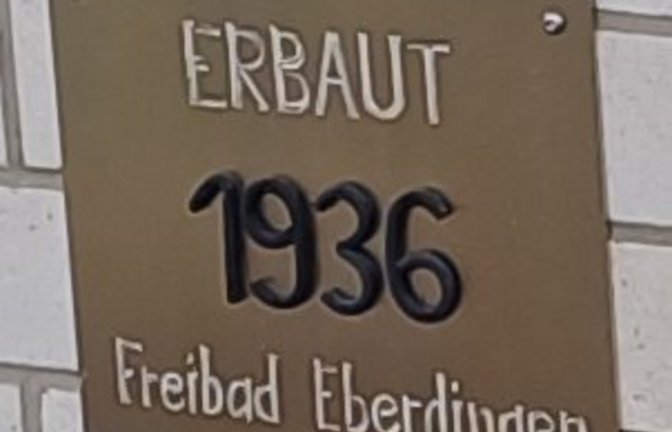 Ein Schild erinnert an das Baujahr.