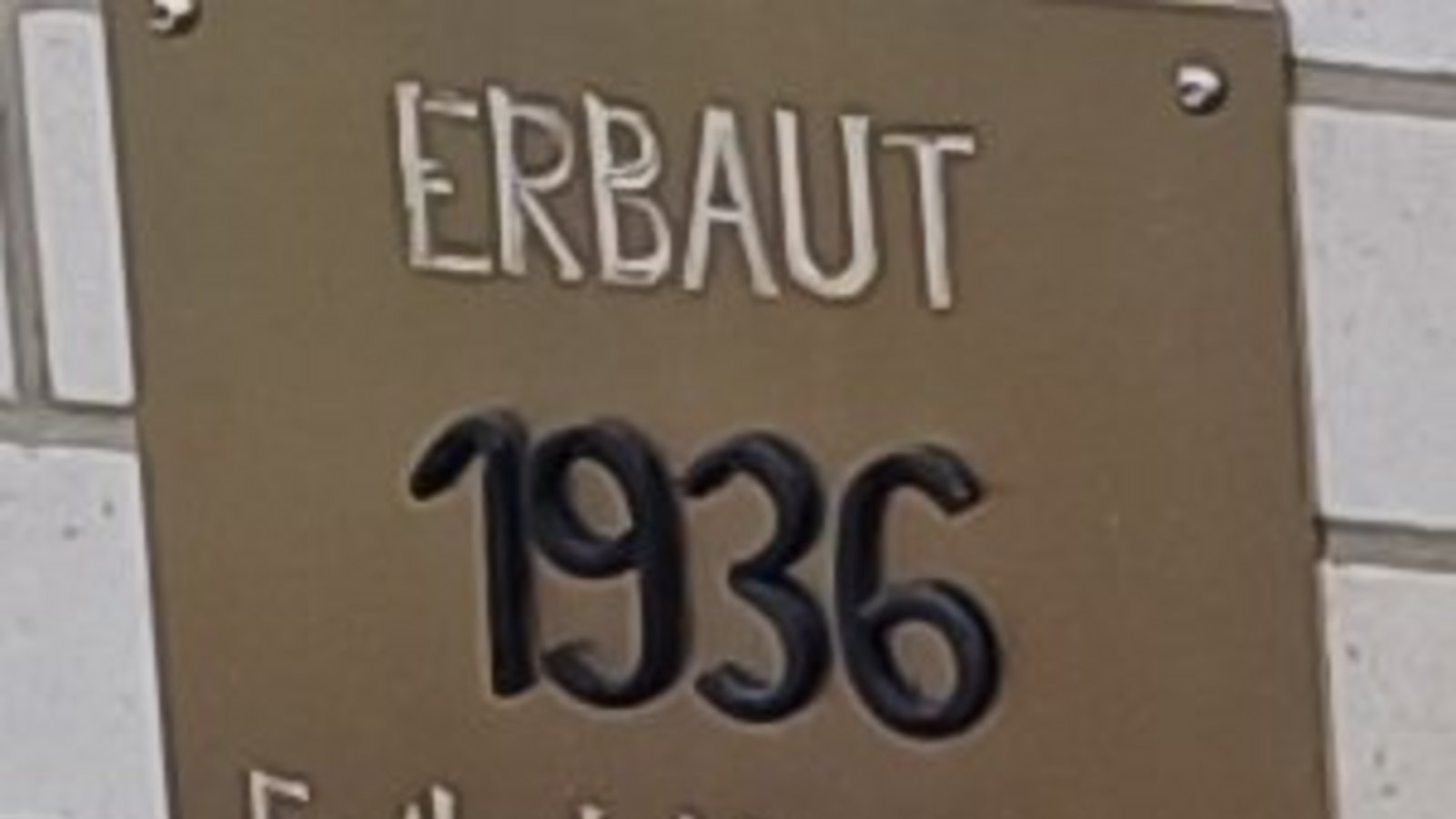 Ein Schild erinnert an das Baujahr.