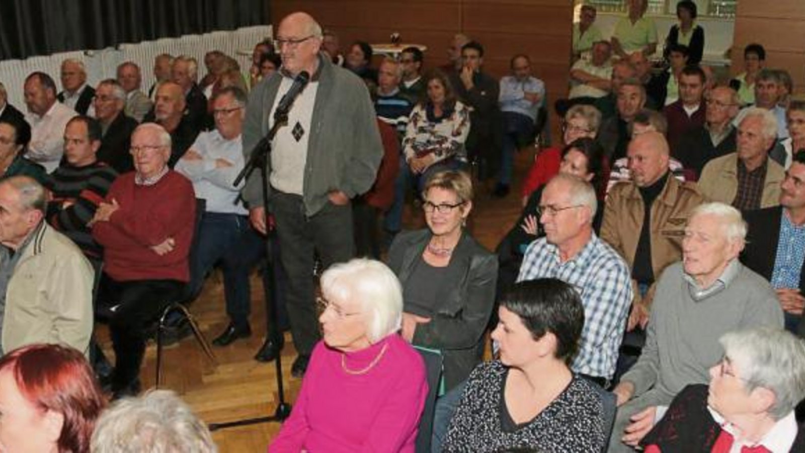 Bürgerversammlung in der Eberdinger Halle. Bürgerversammlung in der Eberdinger Halle.