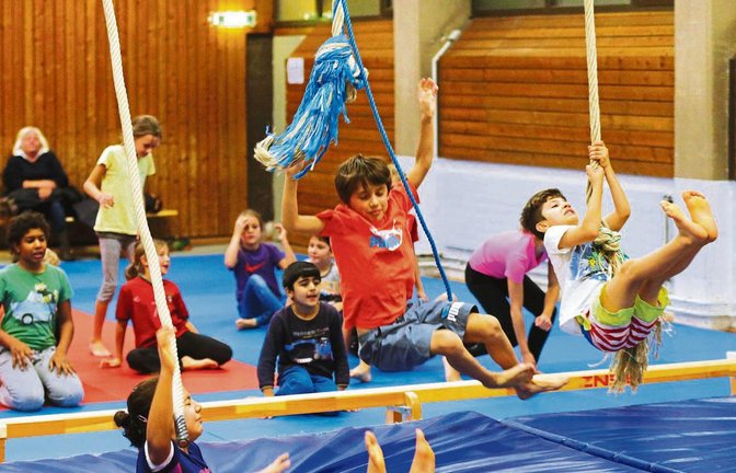 Eine Voraussetzung fürs Judo ist, die Angst vor dem Fallen zu überwinden. Darum lernten die Viertklässler der Schlossbergschule gestern, wie man sich kontrolliert und völlig schmerzfrei in die weiche Matte plumpsen lässt.  Foto: Küppers