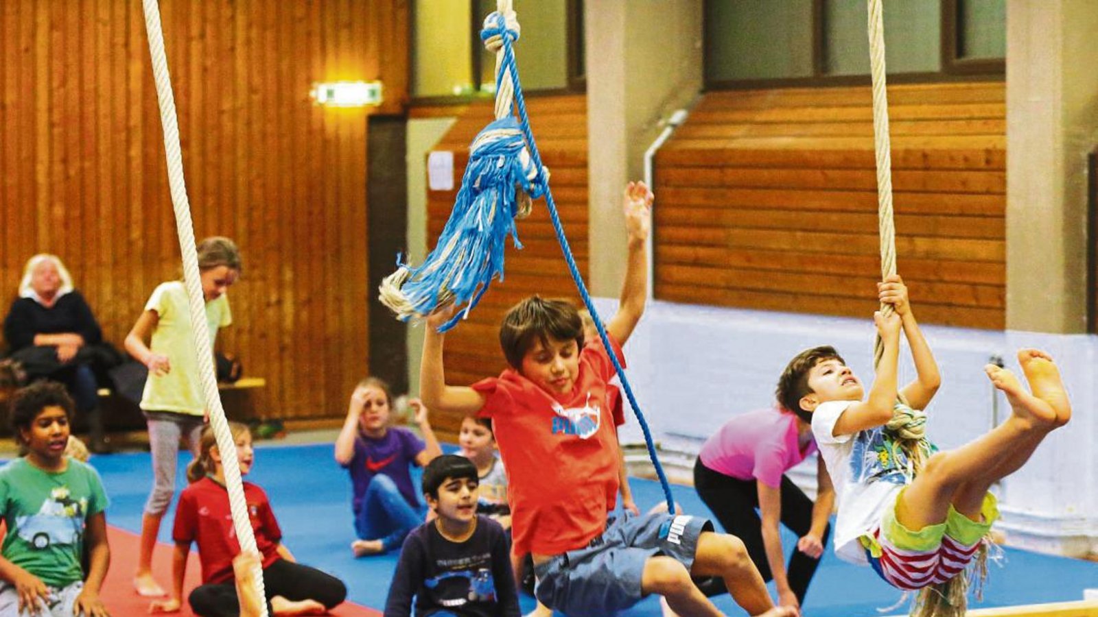 Eine Voraussetzung fürs Judo ist, die Angst vor dem Fallen zu überwinden. Darum lernten die Viertklässler der Schlossbergschule gestern, wie man sich kontrolliert und völlig schmerzfrei in die weiche Matte plumpsen lässt.  Foto: Küppers Eine Voraussetzung fürs Judo ist, die Angst vor dem Fallen zu überwinden. Darum lernten die Viertklässler der Schlossbergschule gestern, wie man sich kontrolliert und völlig schmerzfrei in die weiche Matte plumpsen lässt.  Foto: Küppers